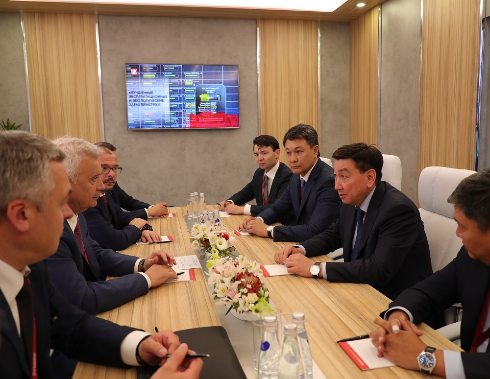 «قمگ» جانە لۋكويل كومپانيالارى «I-P-2» جوباسى بويىنشا قاعيداتتار تۋرالى كەلىسىمگە قول قويدى