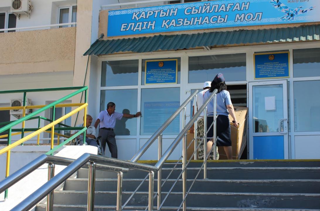 ماڭعىستاۋلىق پوليتسەيلەر قايىرىمدىلىق كومەك كورسەتۋدە