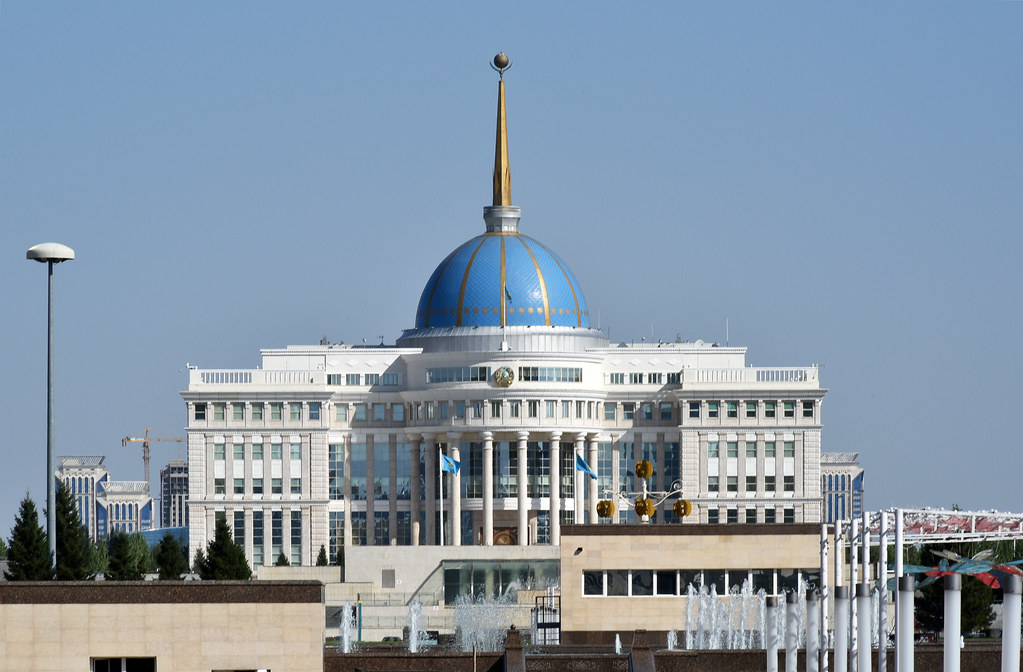 پرەزيدەنتكە تىكەلەي باعىناتىن جانە ەسەپ بەرەتىن مەملەكەتتىك ورگانداردىڭ باسشىلارى وكىلەتتىگىن توقتاتتى