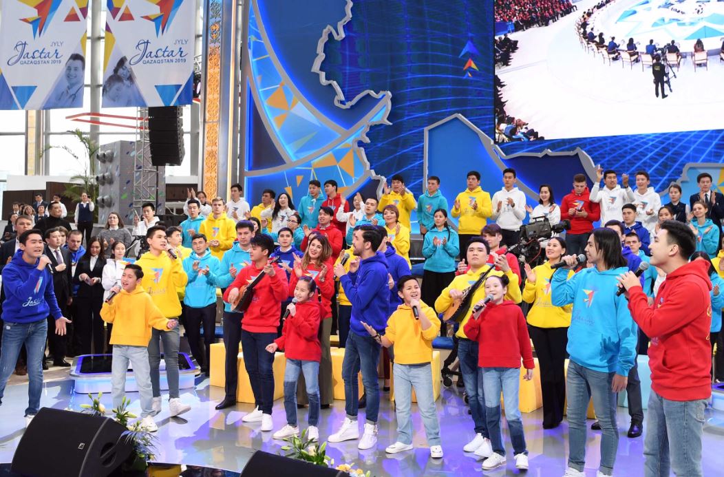 مەملەكەت باسشىسى: جاستارىمىزعا كوپ ءمان بەرىلۋى كەرەك