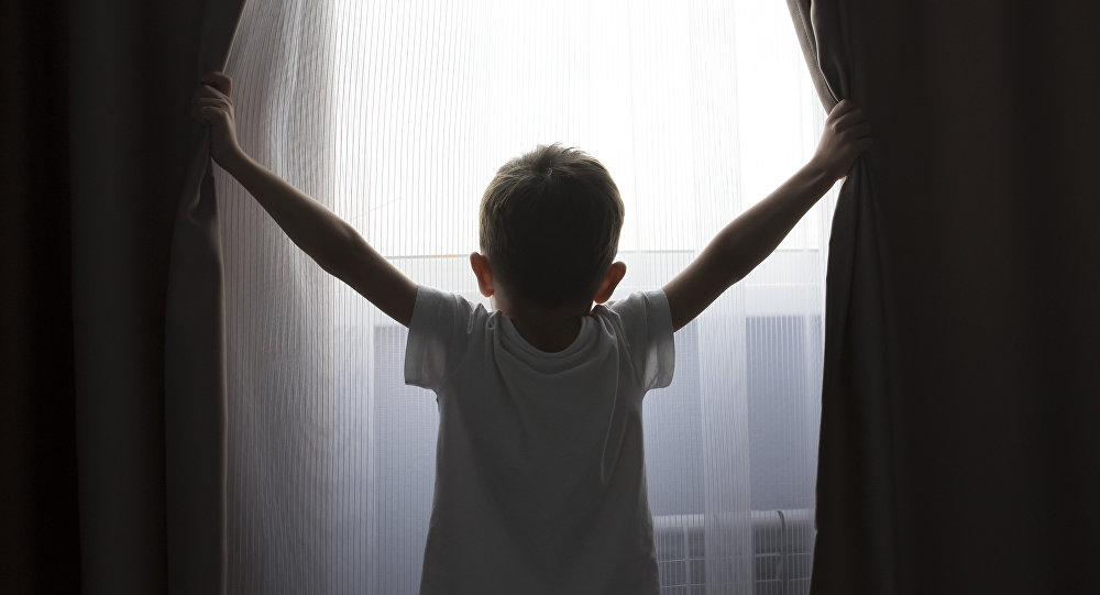 ەكى جاسار ءسابي بەسىنشى قاباتتان قۇلاپ, مەرت بولدى