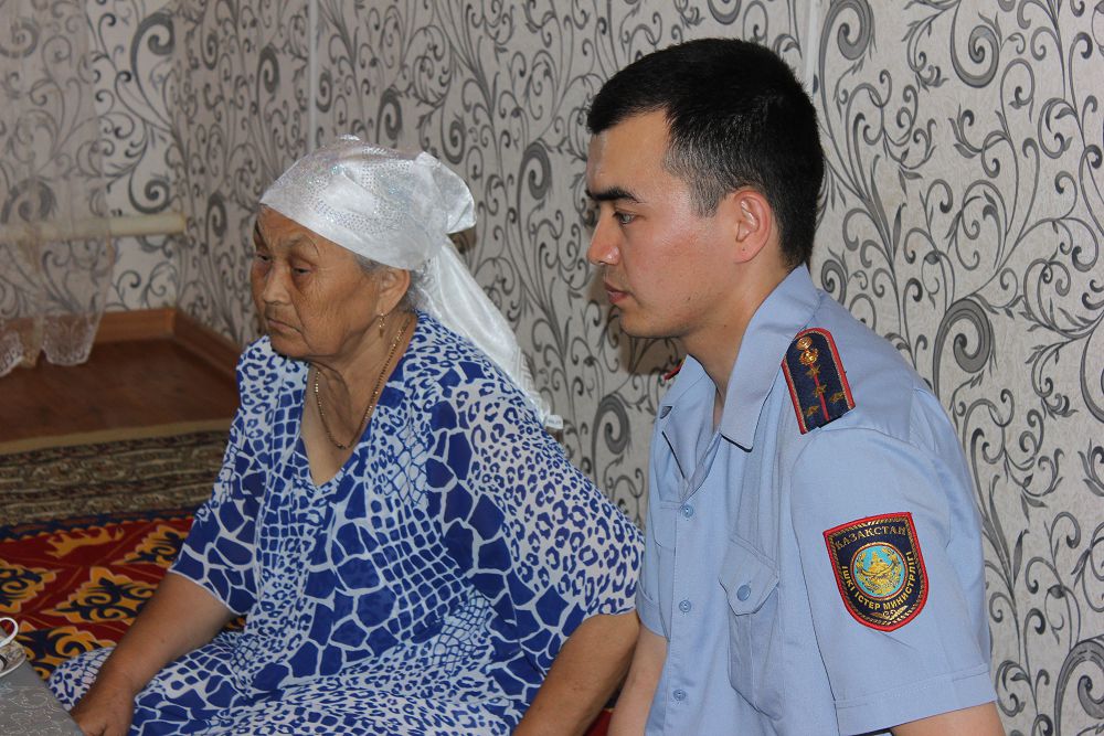 ماڭعىستاۋلىق پوليتسەيلەر قىزمەت بابىندا قازا تاپقان ارىپتەستەرىنىڭ وتباسىمەن كەزدەستى