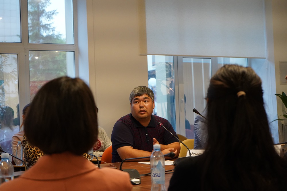 قازاقستان حالىقارالىق اكەلەر كۇنىن اتاپ ءوتتى