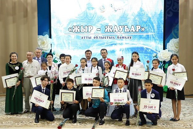 جەتىسۋ جاسوسپىرىمدەرى قوبىلاندى باتىر» جىرىن جاتقا ايتىپ جارىستى