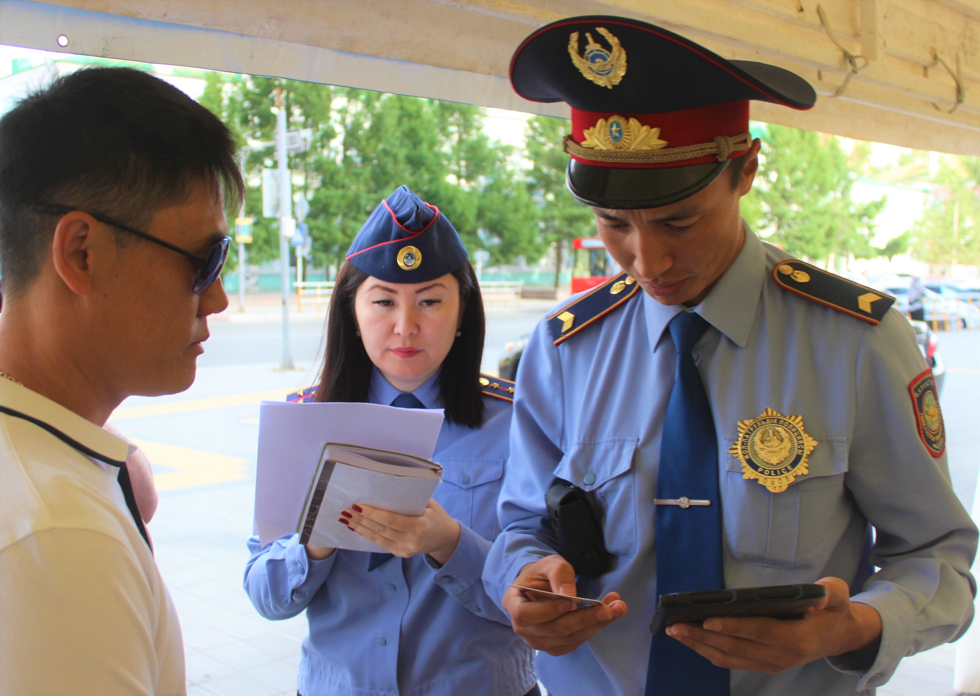 قوستانايلىق پوليتسەيلەر قالا تۇرعىنىنا قر ازاماتتىعىن الۋعا كومەكتەستى