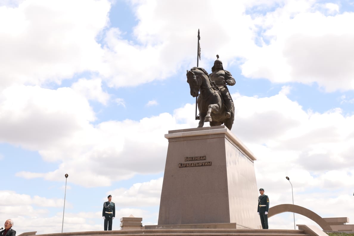 اقتوبەدە بوكەنباي باتىردىڭ  ەسكەرتكىشى اشىلدى