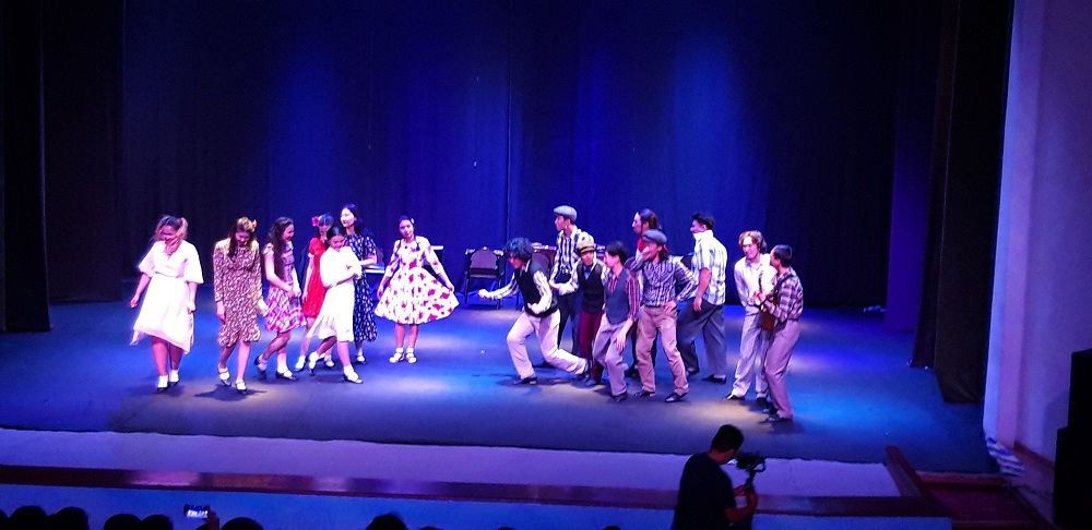 قىز جىبەك شاكىرتتەرىمەن اق جايىققا كەلدى