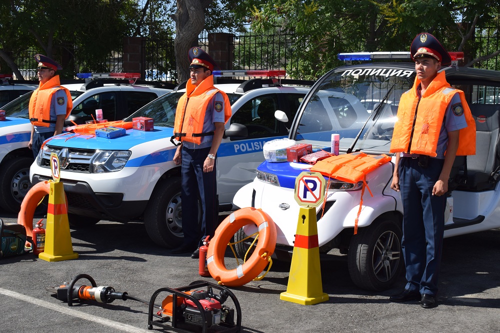 پاترۋلدىك پوليتسەيلەر سۋدا قۇتقارۋ قۇرالدارىمەن جابدىقتالدى