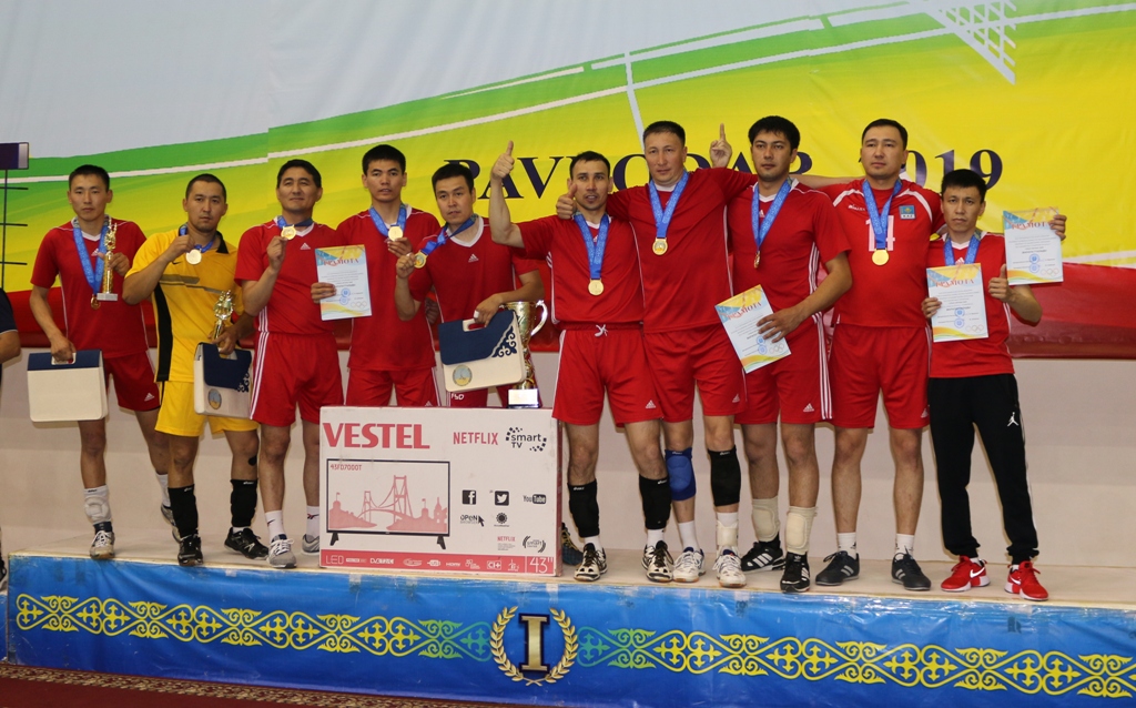 كوماندا كاپيتانى اۋىل اكىمى باستاعان مەملەكەتتىك قىزمەتشىلەر جەڭىسكە جەتتى