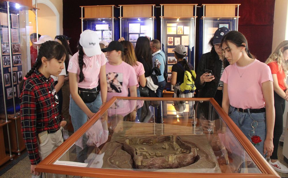 سىر تاريحىمەن سىرلاسادى