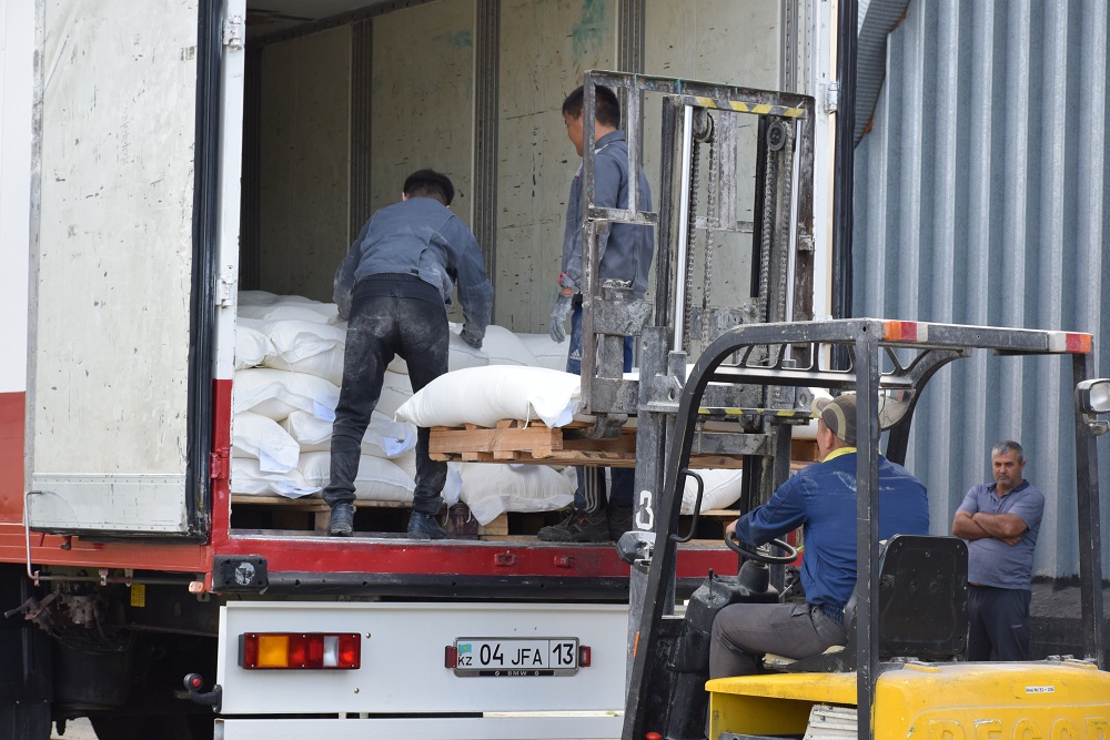 قوستانايدان ارىسقا 30 توننالىق قايىرىمدىلىق جۇك ارتقان كەرۋەن كەتتى