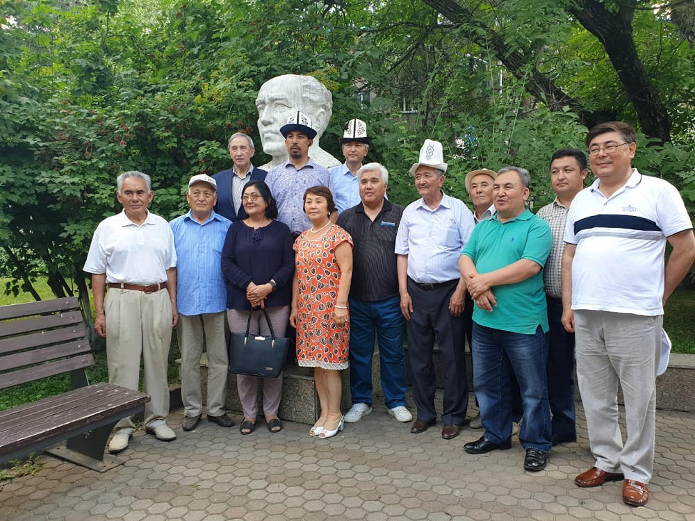 قىرعىز زيالىلارى اۋەزوۆتىڭ ەسكەرتكىشىنە گۇل شوقتارىن قويدى