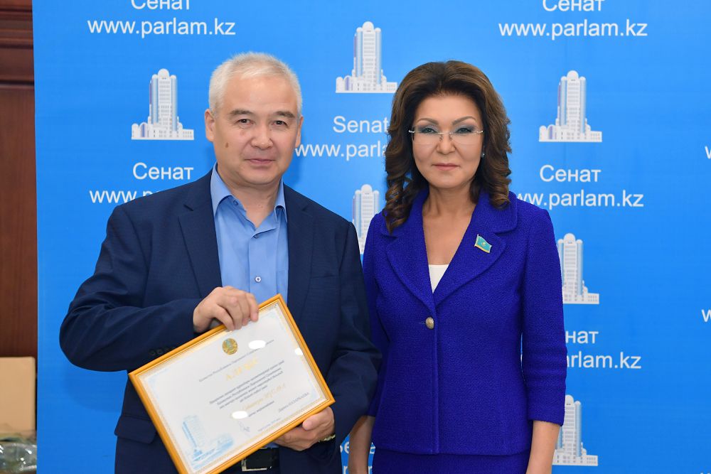 سەنات باسشىسى جۋرناليستەردى ءتول مەرەكەسىمەن قۇتتىقتادى