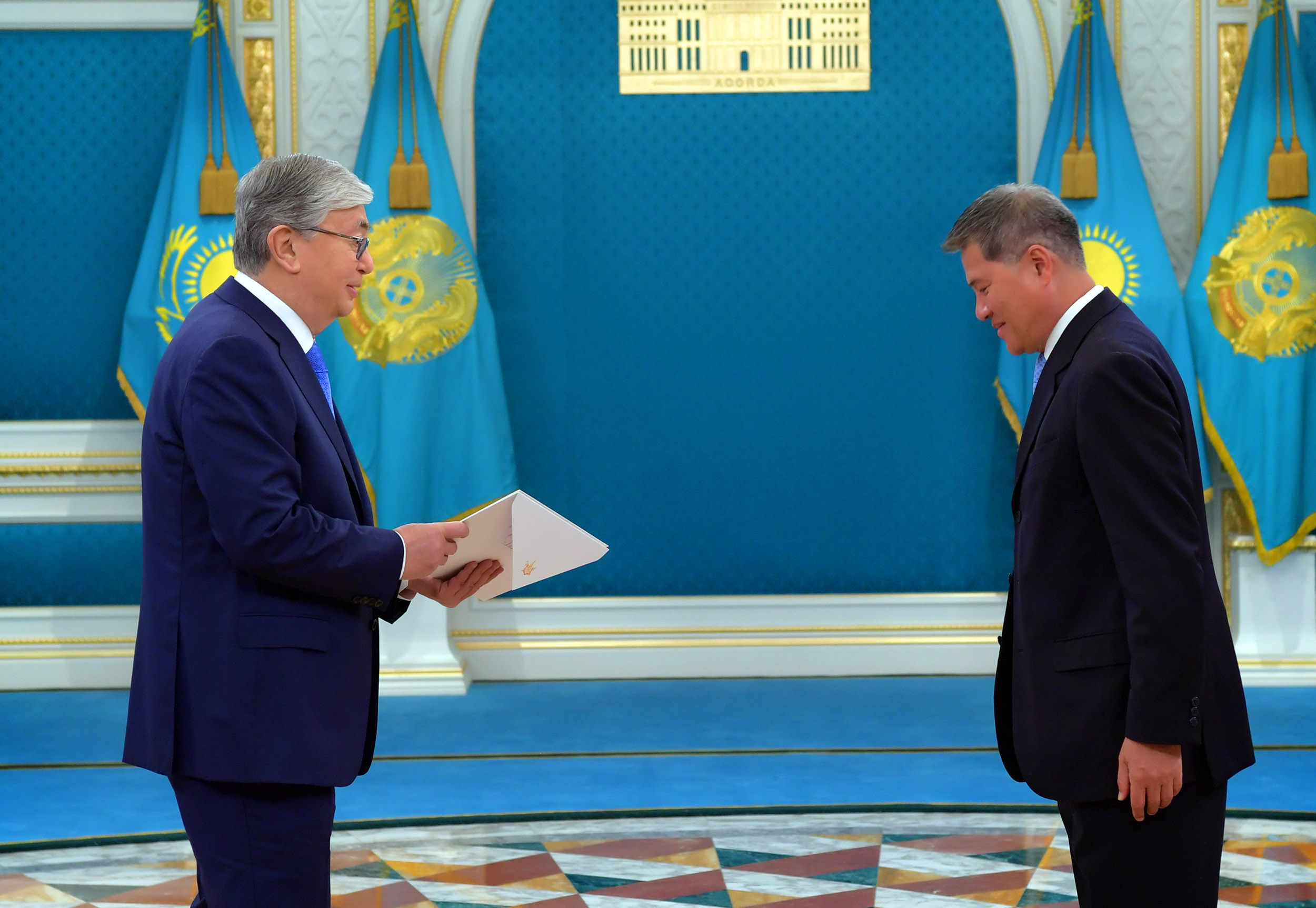 قازاقستان پرەزيدەنتى ەلشىلەردەن سەنىم گراموتالارىن قابىلدادى