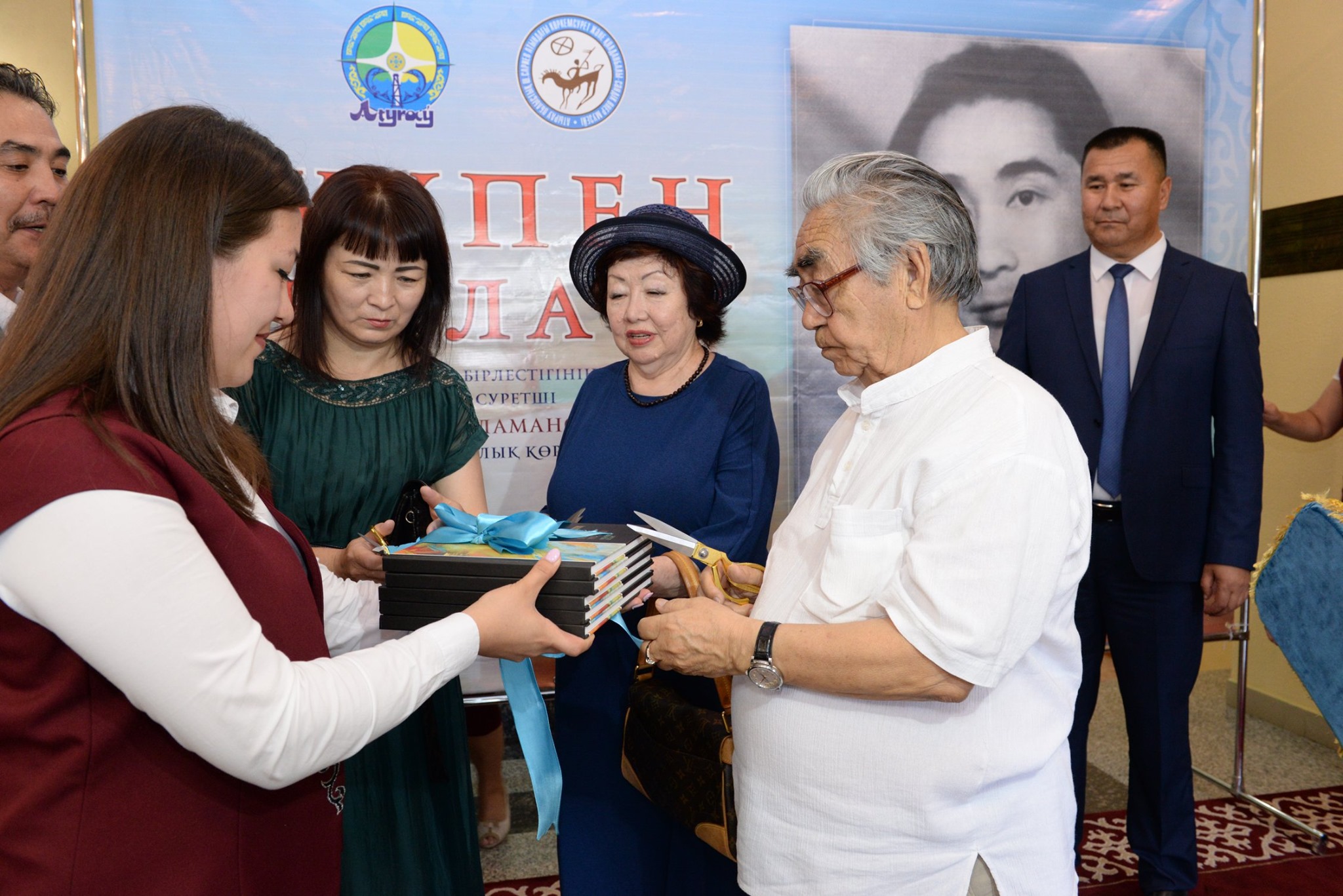 اتىراۋدا سۋرەتشى مۇراتبەك جولاماننىڭ كورمەسى ءوتتى