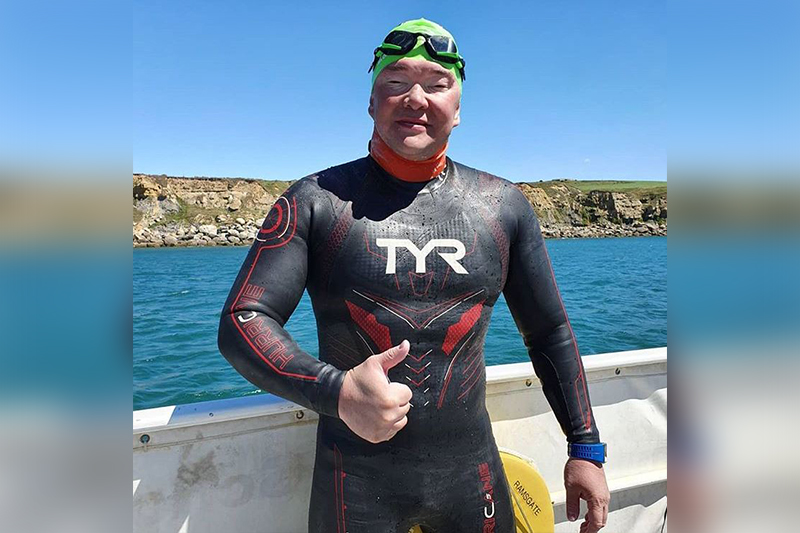 ەرجان ەسىمحانوۆ لا-مانش بۇعازىن ءجۇزىپ ءوتتى