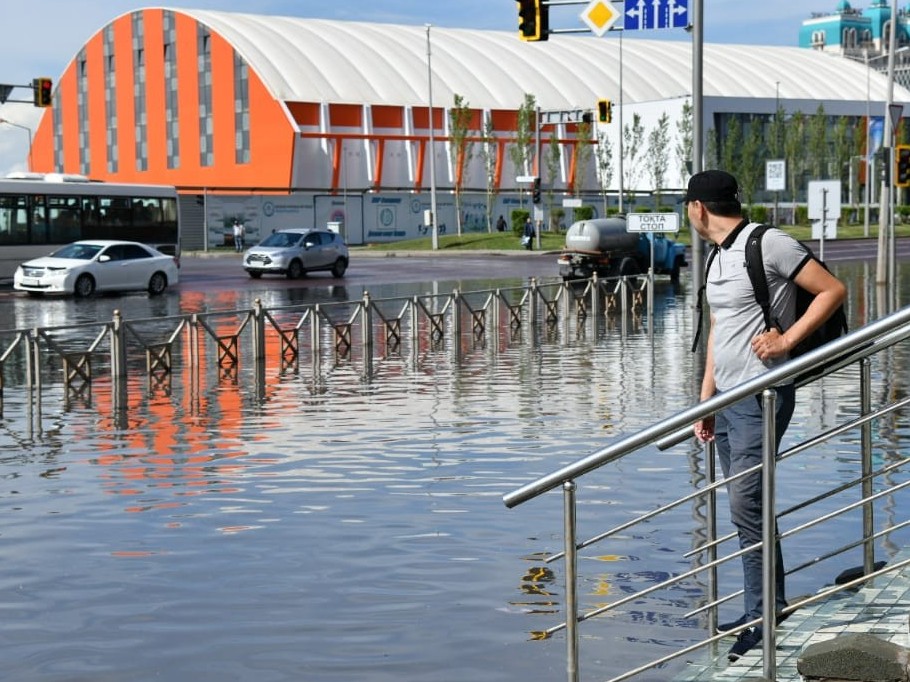 نۇر-سۇلتان: كولىكتەر سۋدا ءجۇزىپ ءجۇر (فوتورەپورتاج)
