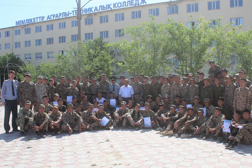 اسكەري قىزمەتشىلەر  وقۋشىلار مەن ستۋدەنتتەردى اسكەري ءىستىڭ قىر-سىنىنا ۇيرەتۋدە