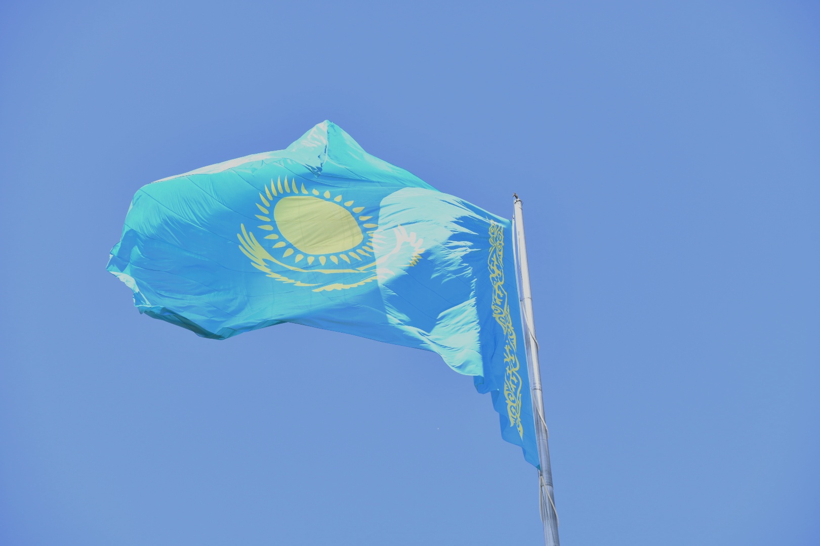 بۇگىن ەلوردادا مەملەكەتتىك تۋ كوتەرىلدى (فوتورەپورتاج)