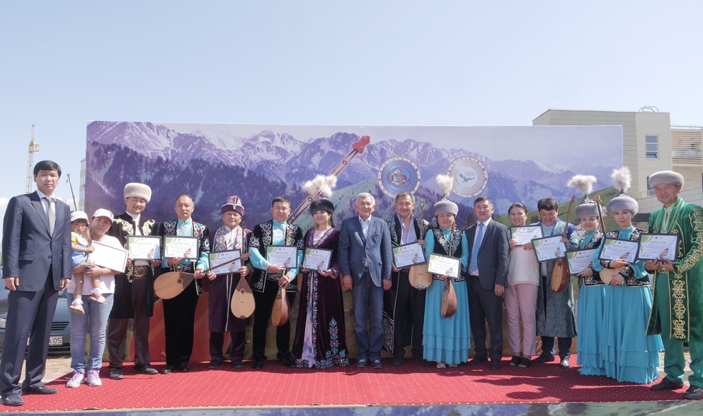 جەتىسۋ دومبىراشىلارى 24 ساعات بويى توقتاۋسىز كۇي شەرتتى