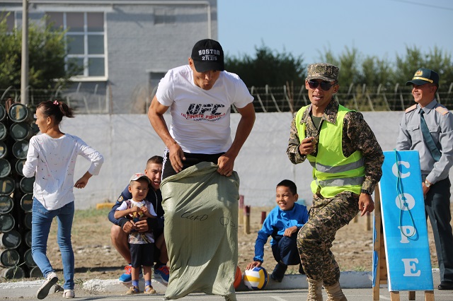 باتىس اسكەري قىزمەتشىلەرى اراسىندا ەلوردا كۇنىنە سپورتتىق سايىستار وتۋدە