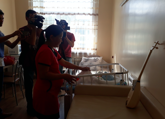 سەمەيدە جاڭا تۋعان پەرزەنتكە دومبىرا سىيعا تارتىلدى