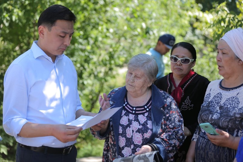 التاي كولگىنوۆ «پرومىشلەننىي» تۇرعىن ءۇي الابى تۇرعىندارىنىڭ ماسەلەلەرىن تىڭدادى