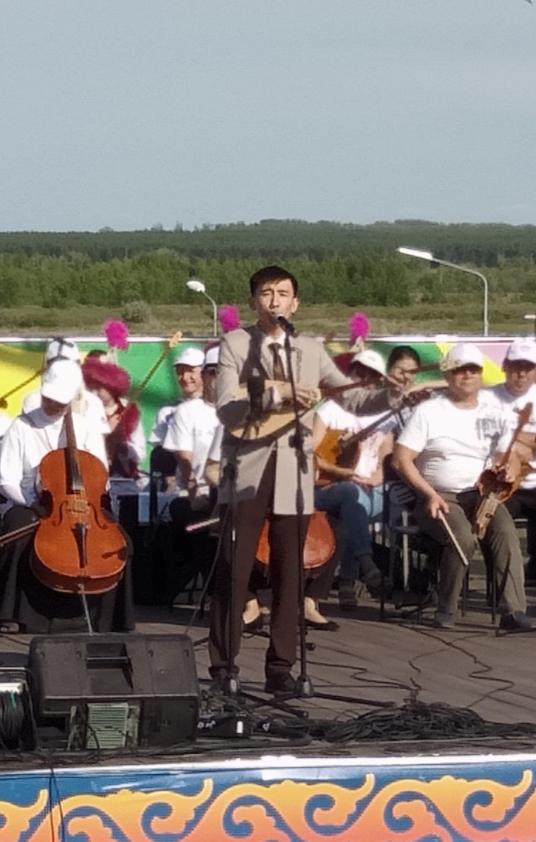 ۇلتتىق دومبىرا كۇنى مەرەكەسىندە شەنەۋنىك قوستانايلىقتارعا جىرمەن ارناۋ ايتتى