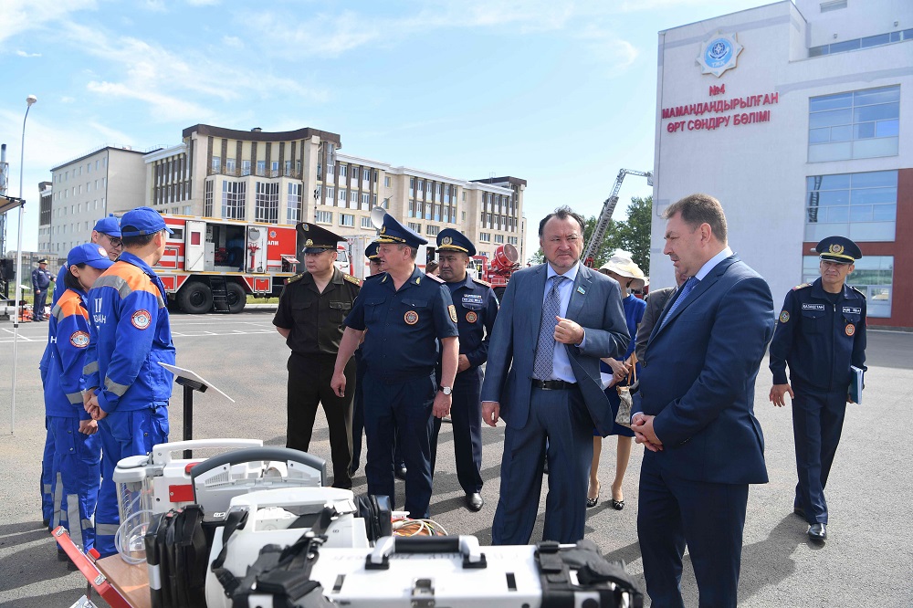 مۇحتار قۇل-مۇحاممەد نۇر-سۇلتانداعى اسكەري جانە ءورت ءسوندىرۋ بولىمدەرىندە بولدى
