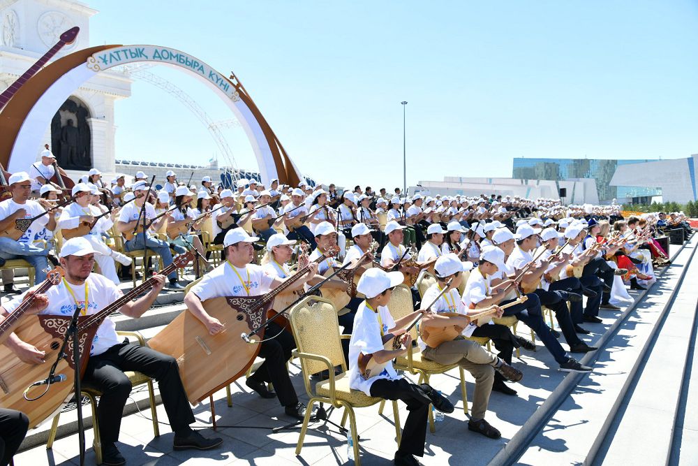 مىڭ دومبىرا شاناعىنان توگىلگەن «بالبىراۋىن»