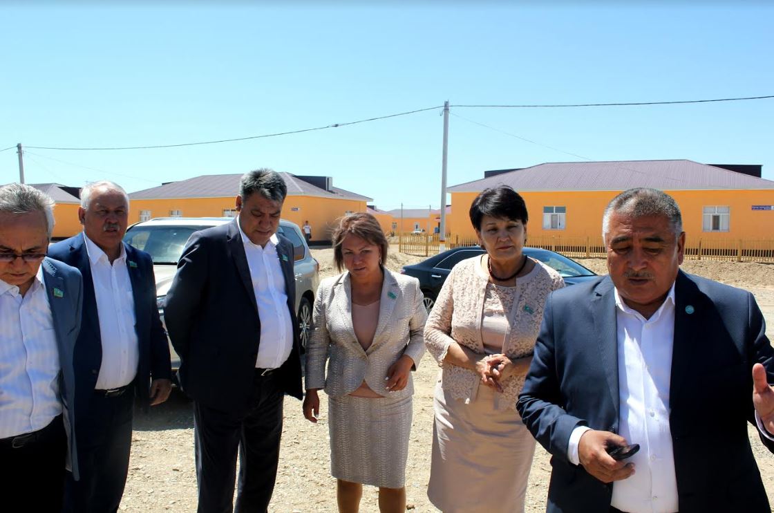 ماجىلىسمەندەر قىزىلورداداعى كوپبالالى وتباسىلارعا ارنالعان تۇرعىن ءۇي قۇرىلىس الاڭدارىنا باردى