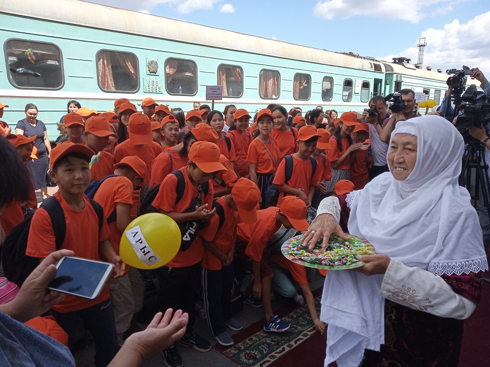 بالالار ارىستان سەمەيگە جازعى لاگەرلەرگە دەمالۋعا كەلدى