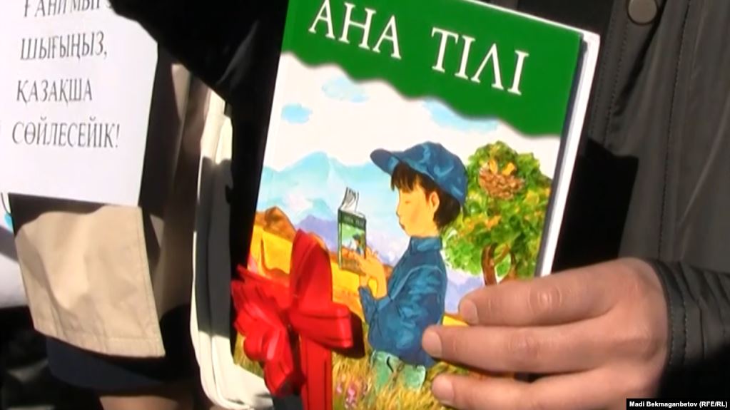 اتاجۇرتتان الىستاعى بالالار  انا ءتىلىن جاقسى بىلەدى