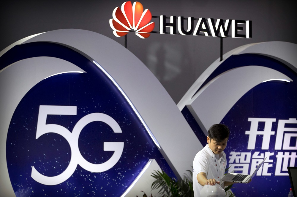 Huawei 5G تەحنولوگياسىن قولدايتىن العاشقى سمارتفونىن تانىستىردى
