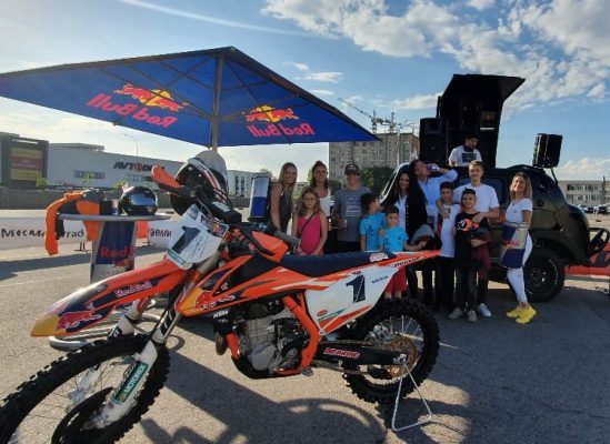 ەۋروپالىق موتوشاباندوزدار قازاقستاننىڭ تابيعاتى تۋرالى فيلم تۇسىرەدى