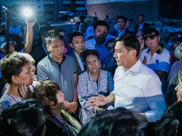 نۇر-سۇلتان اكىمى "جاعالاۋ" تك ۇلەسكەرلەرىنىڭ ماسەلەلەرىن تىڭدادى