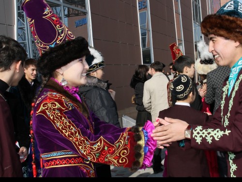 كورىسۋ ءداستۇرى مەرەكەلىك كۇنتىزبەگە ەنە مە؟