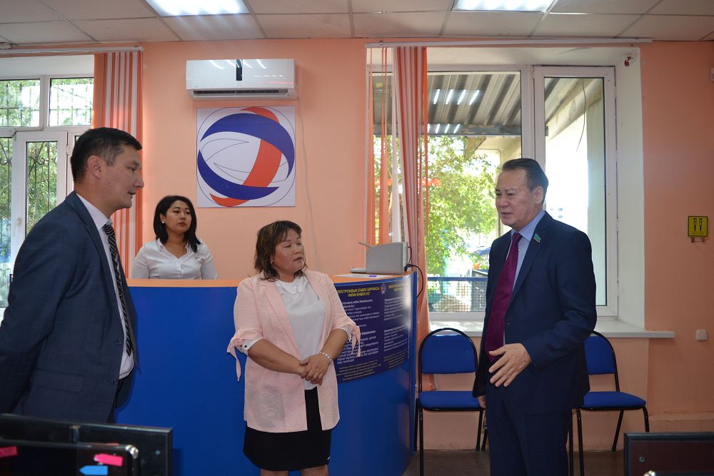 سەناتور قاراجالداعى جۇمىسپەن قامتۋ ورتالىعىنىڭ  جۇمىسىمەن تانىستى