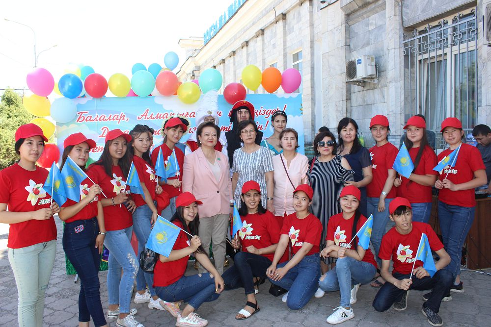 سەناتور ارىستان كەلگەن بالالار توبىن قارسى الدى