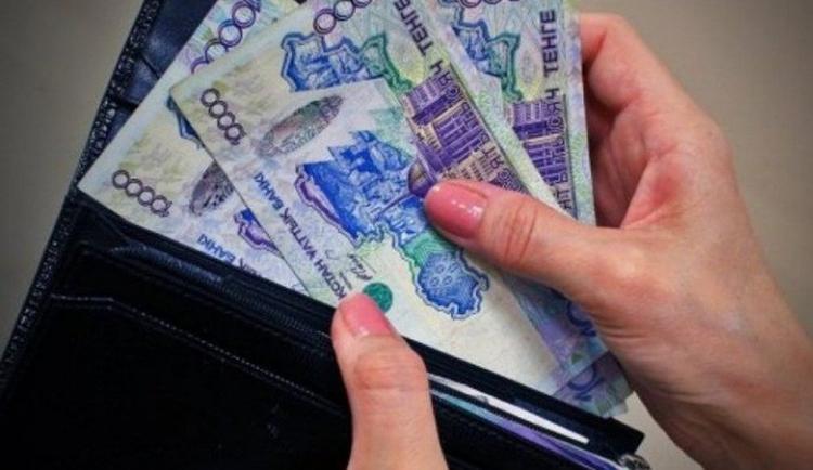 قازاقمىس بيىل ەكىنشى رەت بارلىق جۇمىسشىلارىنىڭ ەڭبەكاقىسىن كوتەردى