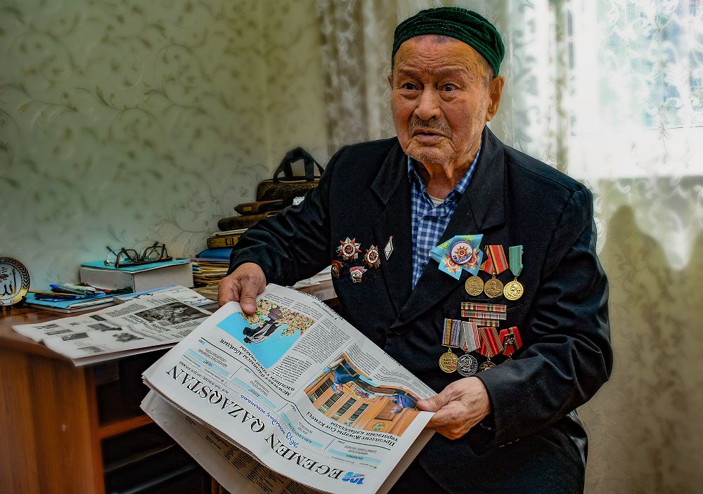 احات بەكمادي: ەل گازەتىن 80 جىل ۇزبەي وقىدىم