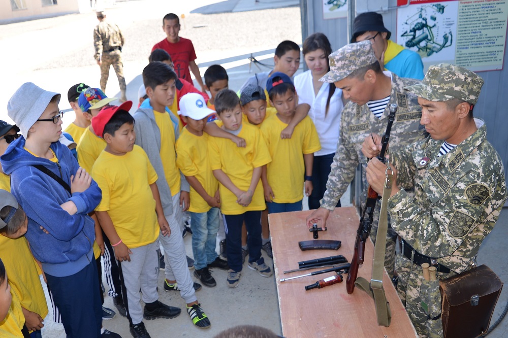 «باتىس» وڭق اسكەري بولىمدەرى  لاگەر وقۋشىلارى ءۇشىن ەسىكتەرىن اشتى