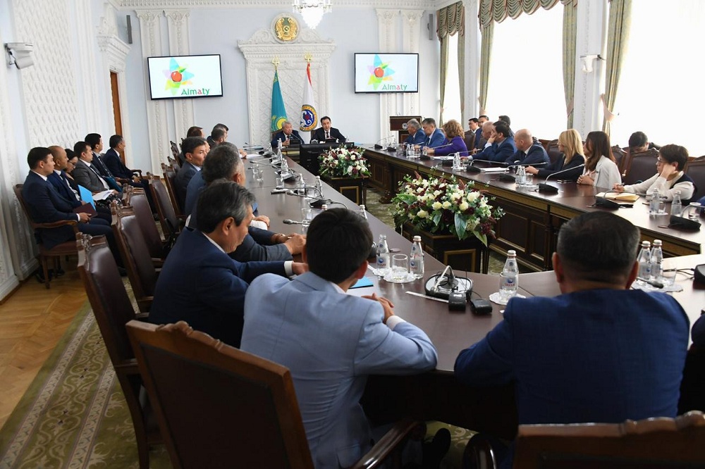 الماتى اكىمى باقىتجان ساعىنتاەۆ دەپۋتاتتارمەن الەۋمەتتىك جاعدايلاردى تالقىلادى