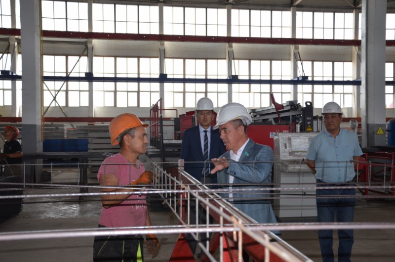 سەناتورلار ورالداعى ءوندىرىس ورىندارىن ارالادى