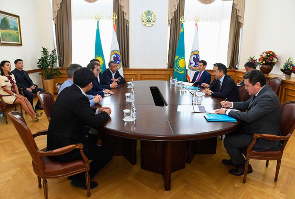 باقىتجان ساعىنتاەۆ Tesla كومپانياسىنىڭ وكىلدەرىمەن كەزدەستى