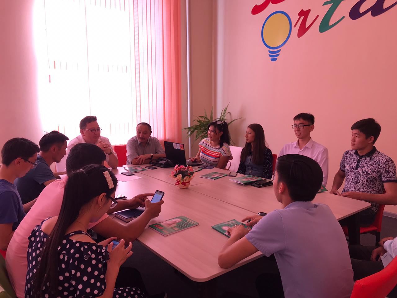 جاستار «اباي» جۋرنالىنىڭ جاڭا شىعارىلىمىمەن تانىستى