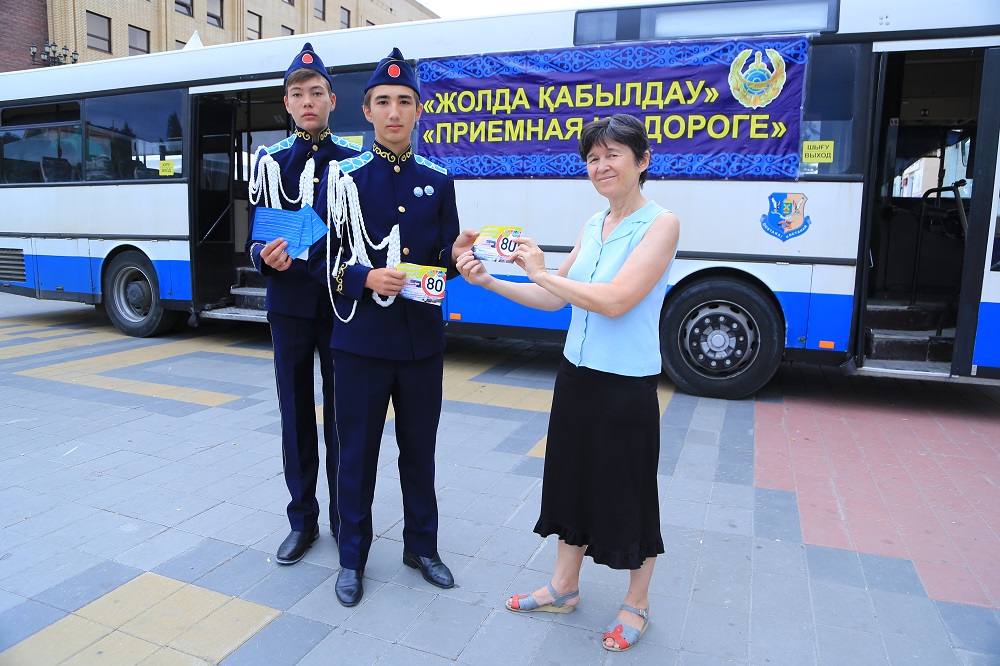 پوليتسيا دەپارتامەنتى جولدا دا, جەلىدە دە قابىلدايدى