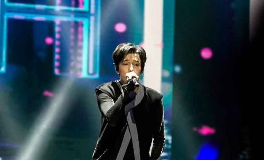 ديماش قۇدايبەرگەن اكتەر دجەكي چاننىڭ كونتسەرتىندە ونەر كورسەتتى