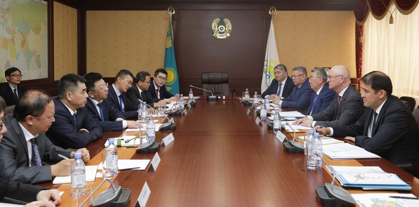 رومان سكليار China Railway Capital Co كومپانياسىنىڭ وكىلدەرىمەن كەزدەستى