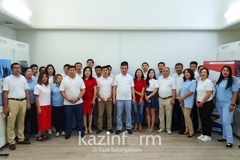 قازاقپارات ەستافەتانى قابىل الىپ, اقىننىڭ ءانىن 5 تىلدە شىرقادى